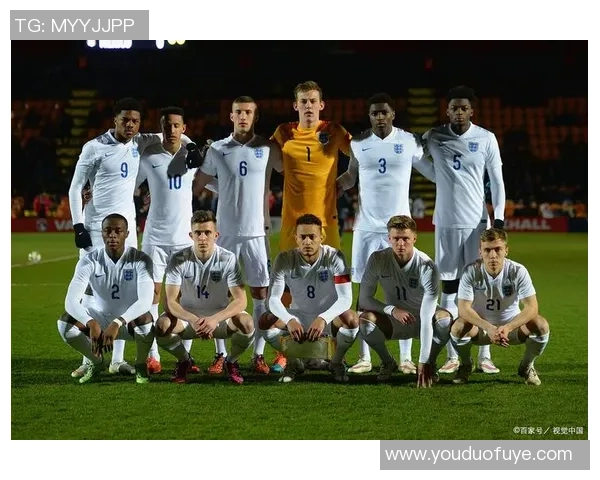 慢动作镜头下的足球球星闪耀时刻展现力量与艺术之美